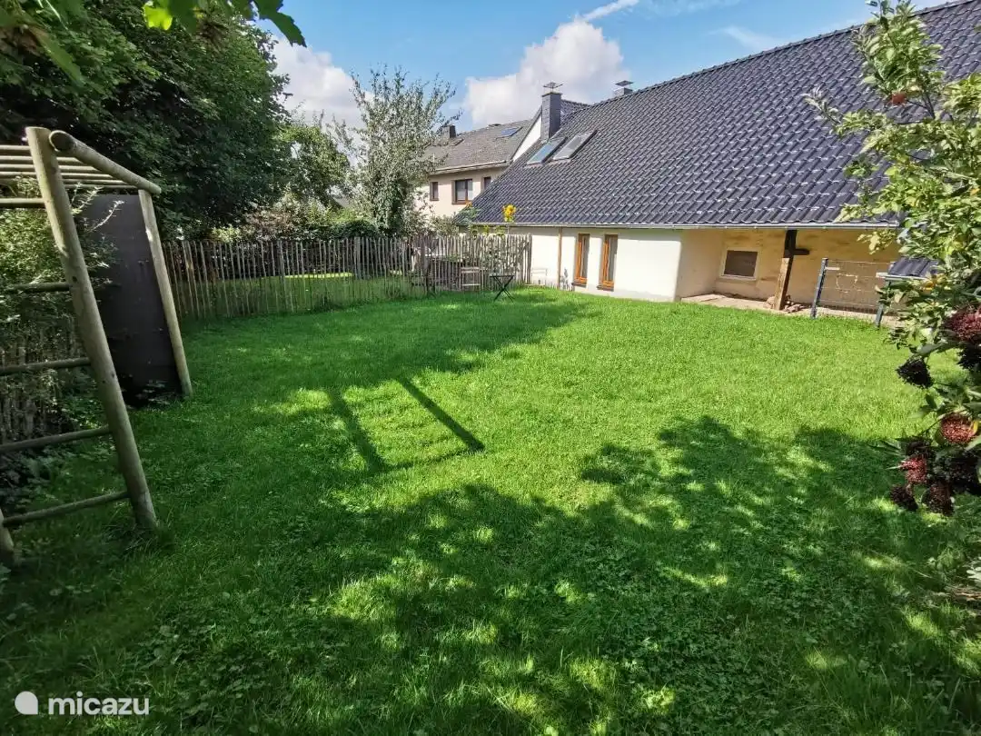 EifelFerienscheune von Hinten mit Garten