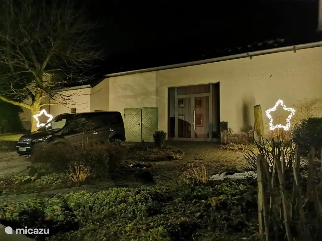 Eifelferienscheune - Haupteingang im Adventsabend