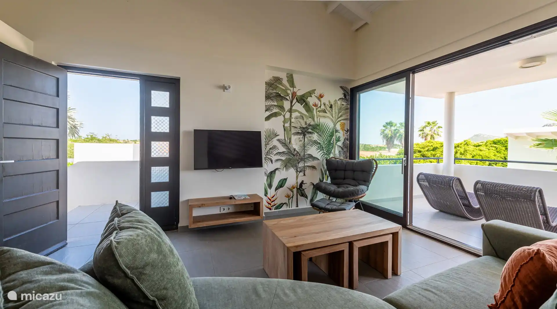 Disfrute de la televisión inteligente en el cómodo sofá.