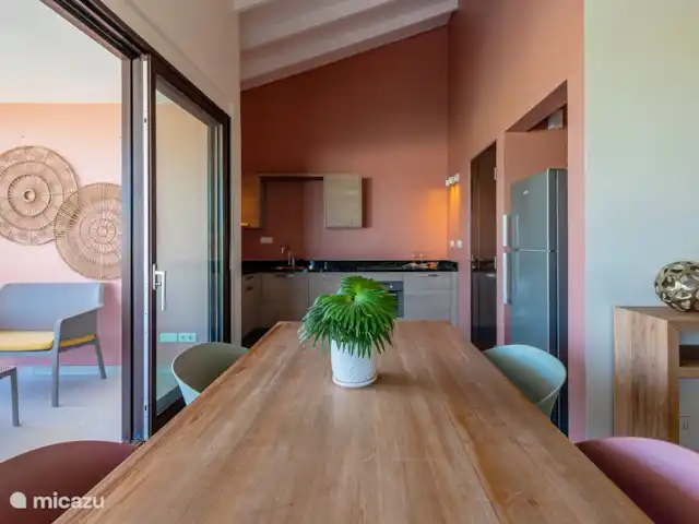 Jardin Royal (Jardin 19 - Blue Bay) | Curaçao, Curaçao-Centre, Blue Bay - appartement Vous pourrez savourer un copieux repas ensemble à la table à manger.
