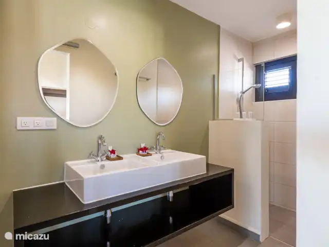Jardin Royal (Jardin 19 - Blue Bay) | Curaçao, Curaçao-Centre, Blue Bay - appartement Les deux salles de bains disposent d'un double lavabo, d'une douche, d'un sèche-cheveux et de toilettes.
