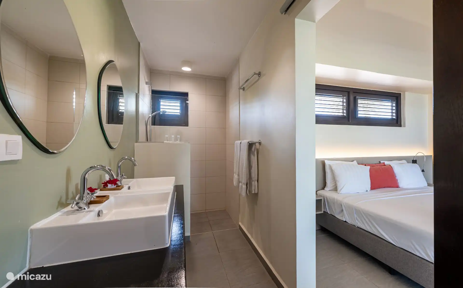 El baño privado es ideal y se puede cerrar con una puerta corredera.