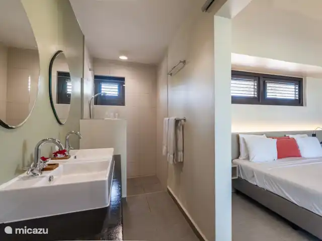 Jardin Royal (Jardin 19 - Blue Bay) | Curaçao, Curaçao-Centre, Blue Bay - appartement La salle de bain attenante est idéale et peut être fermée par une porte coulissante.