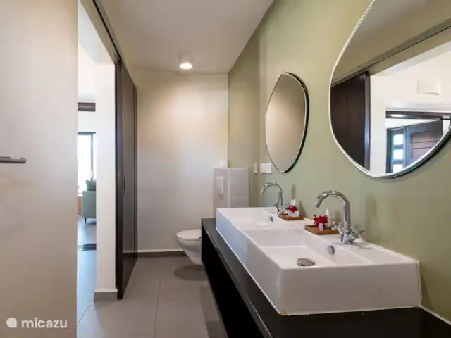 Jardin Royal (Jardin 19 - Blue Bay) | Curaçao, Curaçao-Centre, Blue Bay - appartement La porte coulissante vous offre de l'intimité dans la salle de bain.