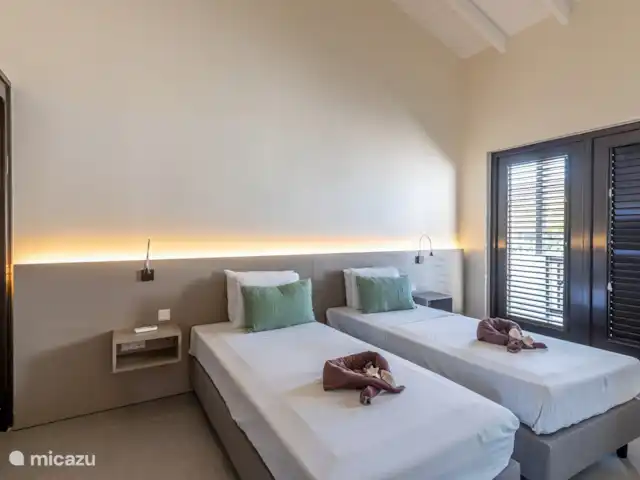 Jardin Royal (Jardin 19 - Blue Bay) | Curaçao, Curaçao-Centre, Blue Bay - appartement La deuxième chambre dispose de nombreux placards, d'un balcon privé et de la climatisation.