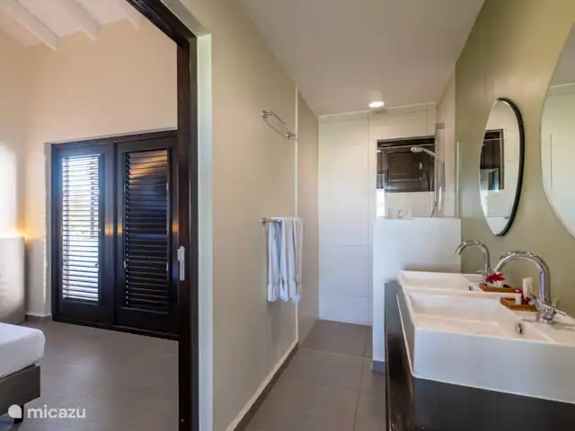 Jardin Royal (Jardin 19 - Blue Bay) | Curaçao, Curaçao-Centre, Blue Bay - appartement Vous fermez la salle de bain avec la porte coulissante.