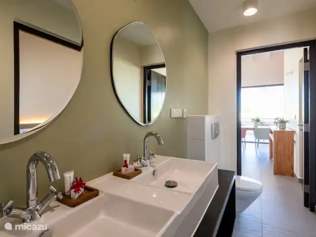 Jardin Royal (Jardin 19 - Blue Bay) | Curaçao, Curaçao-Centre, Blue Bay - appartement Vous pouvez également accéder à l'une des salles de bains par le salon.