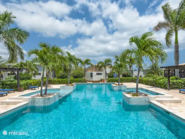 Jardin Royal (Jardin 19 - Blue Bay) | Curaçao, Curaçao-Centre, Blue Bay - appartement Profitez de la grande piscine au calme que vous partagez avec les autres appartements du complexe.