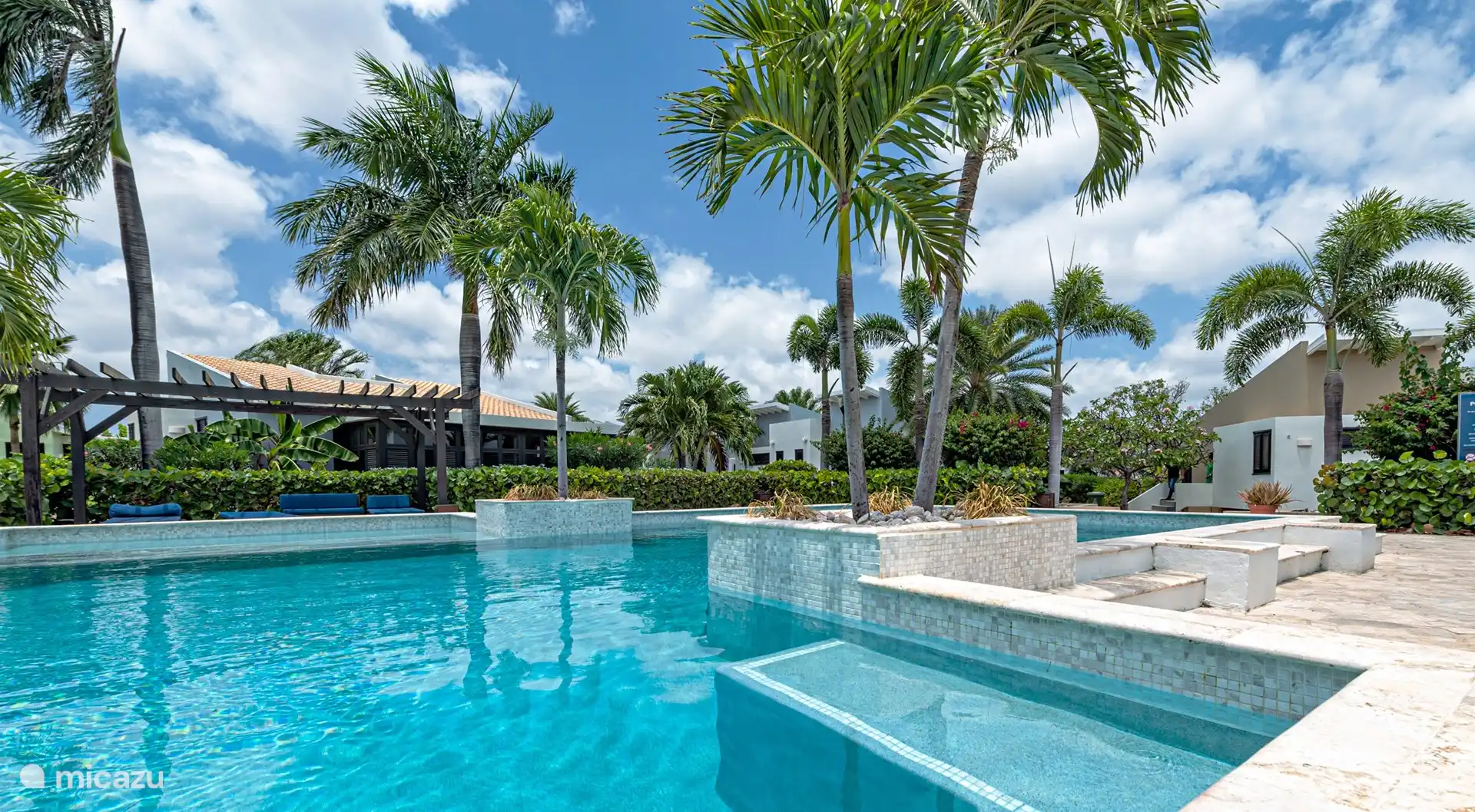 En la piscina hay tumbonas y tumbonas.