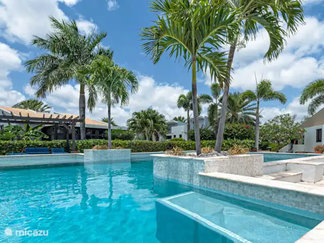Jardin Royal (Jardin 19 - Blue Bay) | Curaçao, Curaçao-Centre, Blue Bay - appartement À la piscine, il y a des transats et des transats.