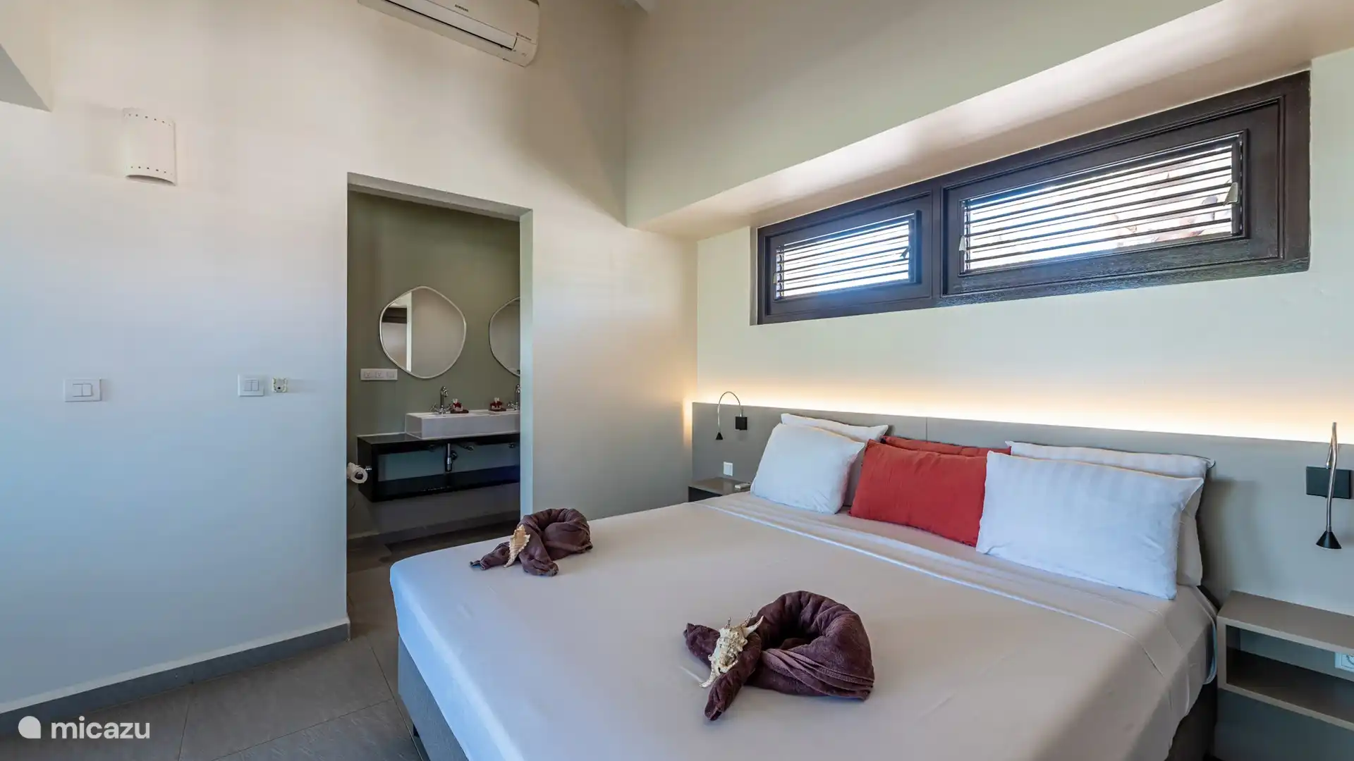 Ambos dormitorios tienen su propio baño privado.