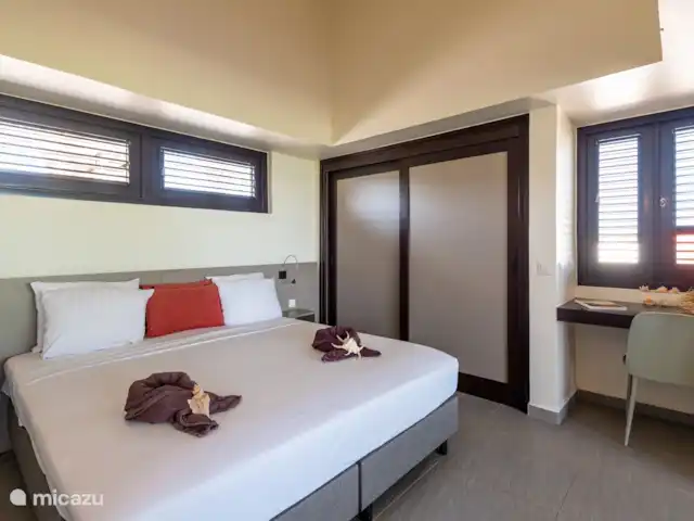 Jardin Royal (Jardin 19 - Blue Bay) | Curaçao, Curaçao-Centre, Blue Bay - appartement Cette chambre dispose de nombreux placards, d'un lieu de travail et de la climatisation.