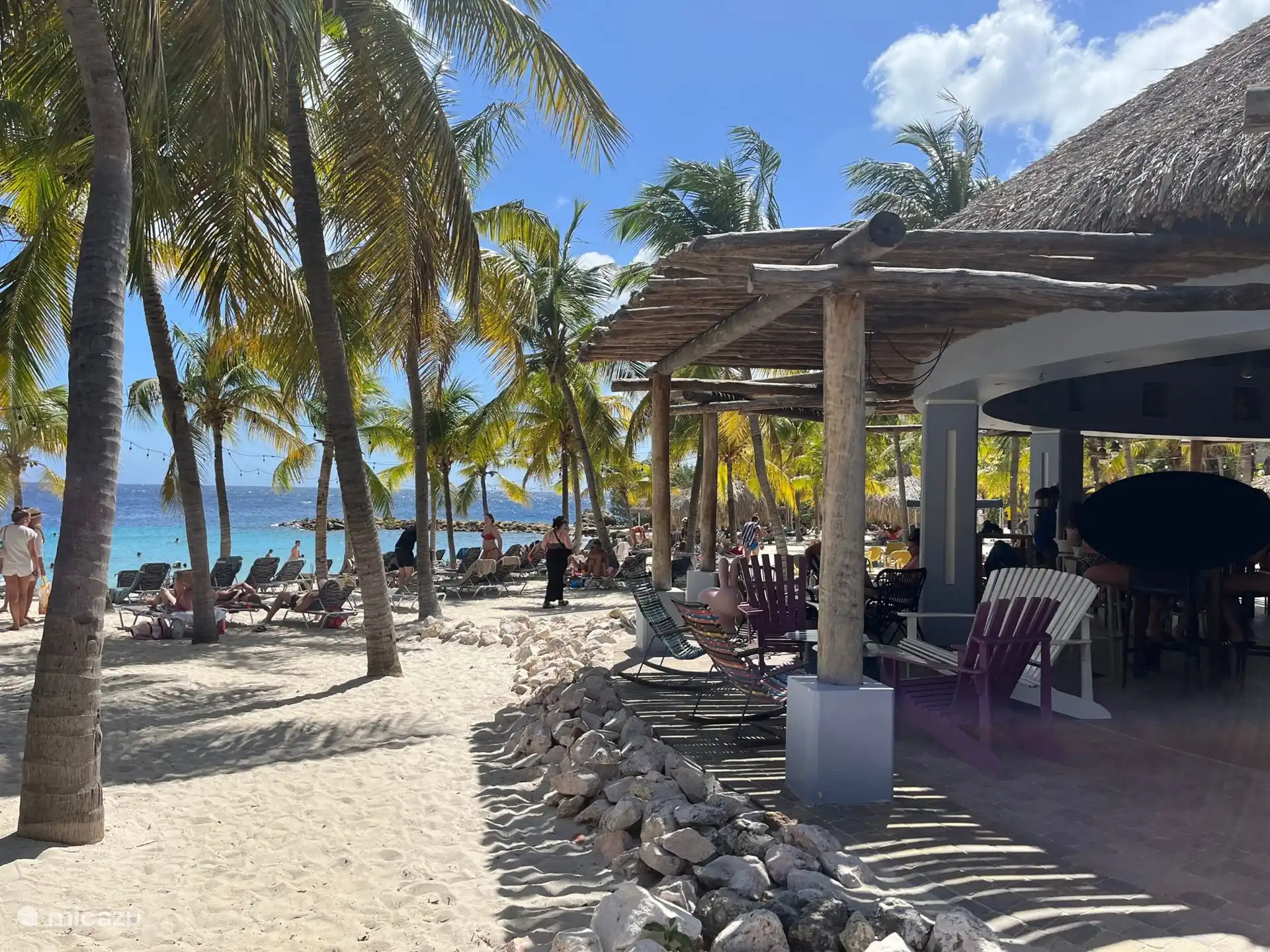 Encontrarás varios establecimientos de restauración en la playa de Blue Bay.