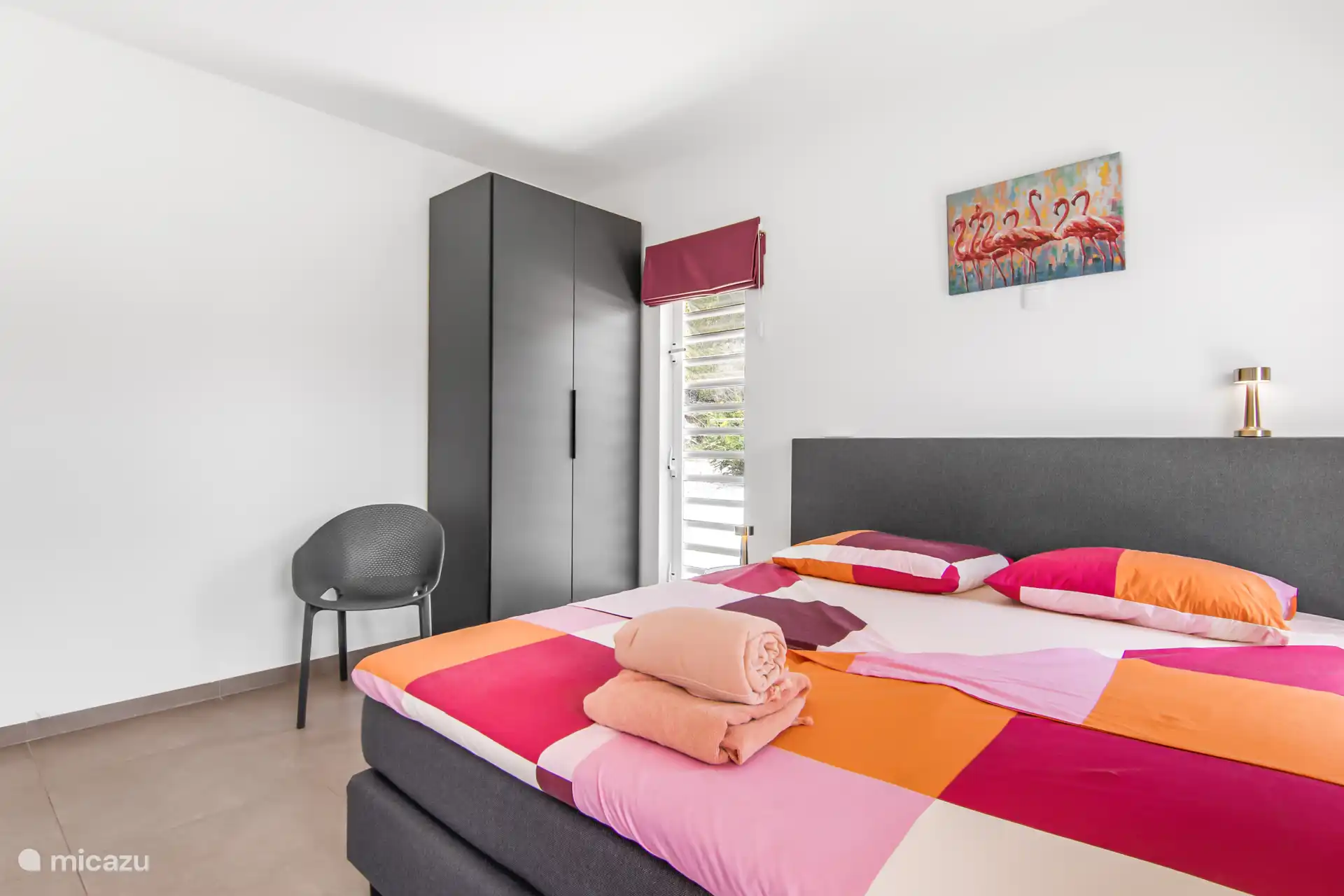 Schönes, geräumiges Schlafzimmer mit geräumigem Kleiderschrank und Stuhl