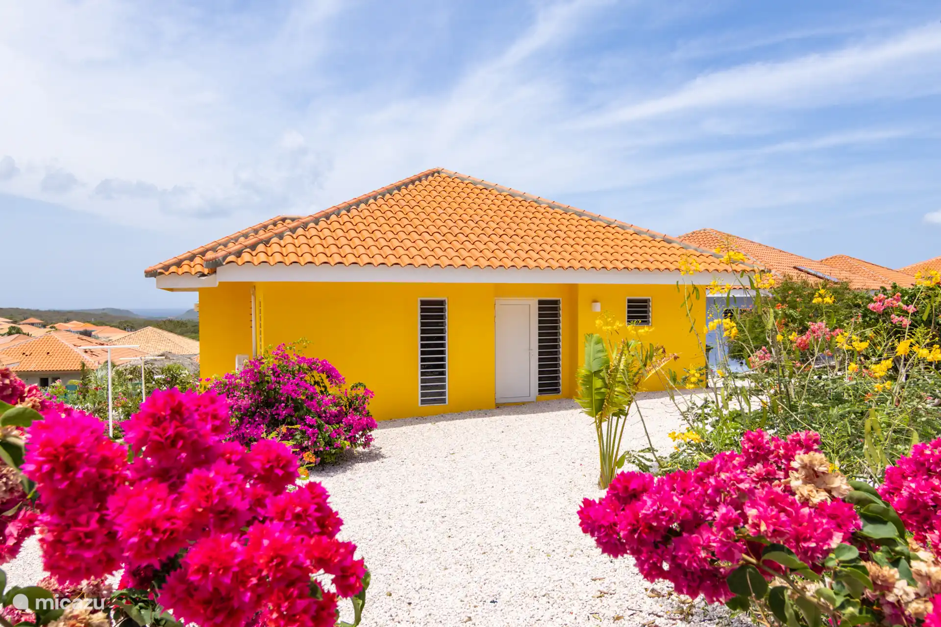 Front Saona mit üppigem Garten!