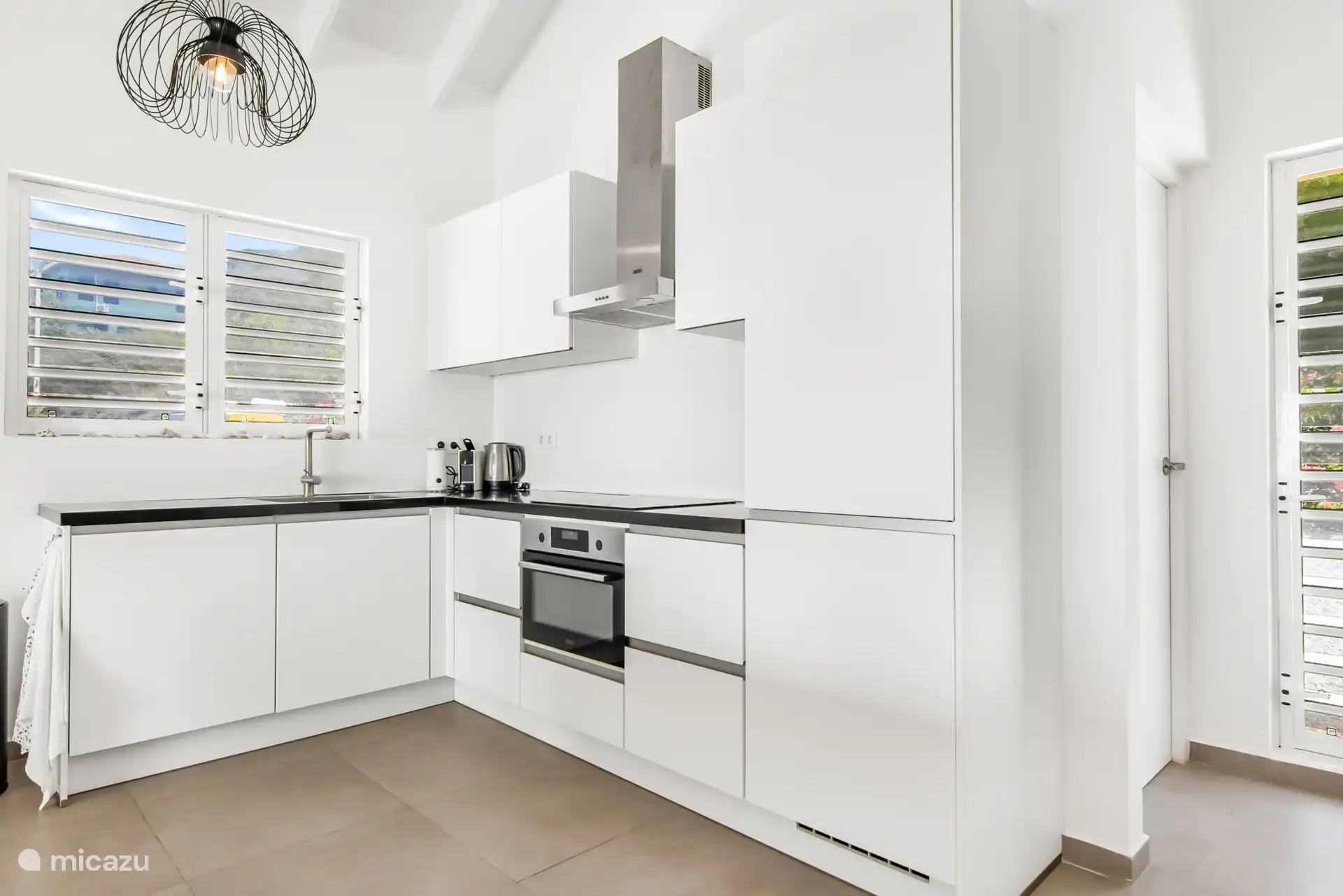 Sehr geräumige, voll ausgestattete offene Küche