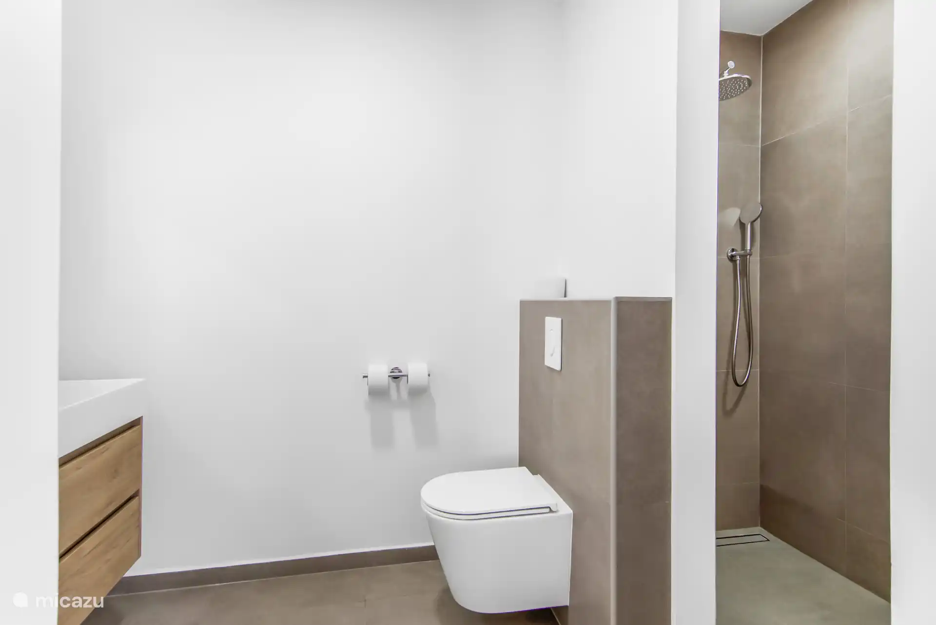 Badezimmer mit 2 geräumigen begehbaren Duschen