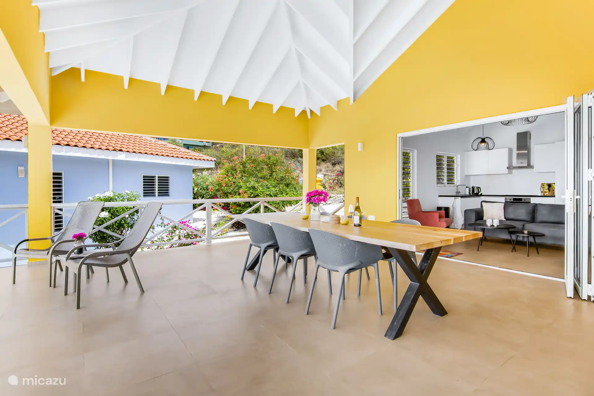 Blick von der Veranda... (wächst zwischen den Häusern etwas dichter) Es fiel wenig Regen. Kürzlich!