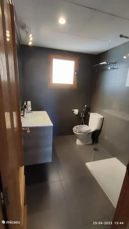 baño con ducha tipo lluvia