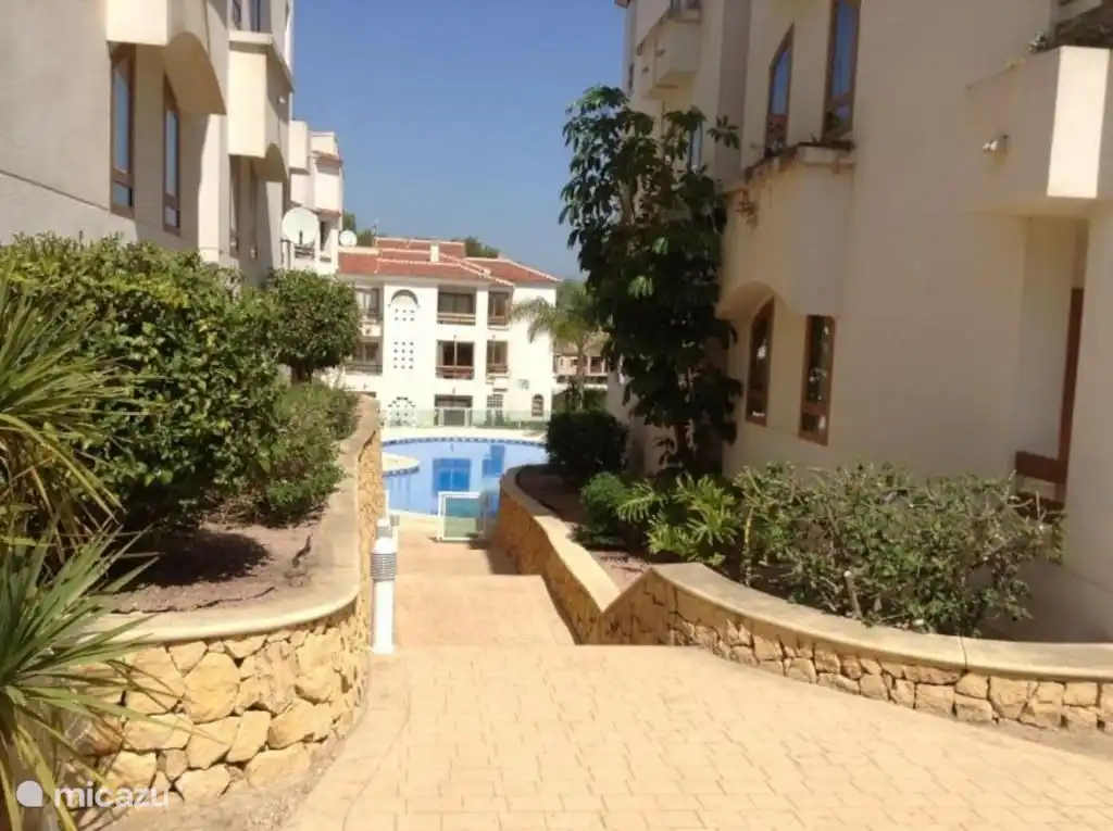 jardín y piscina comunitarios