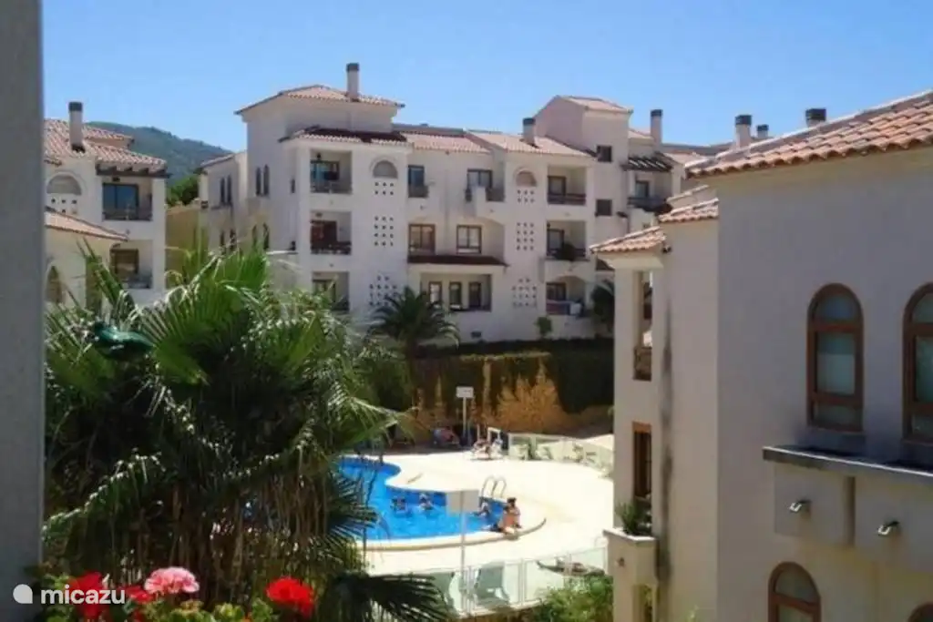 jardín y piscina comunitarios