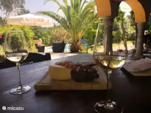 Longue table pour manger, lire ou épeler. 