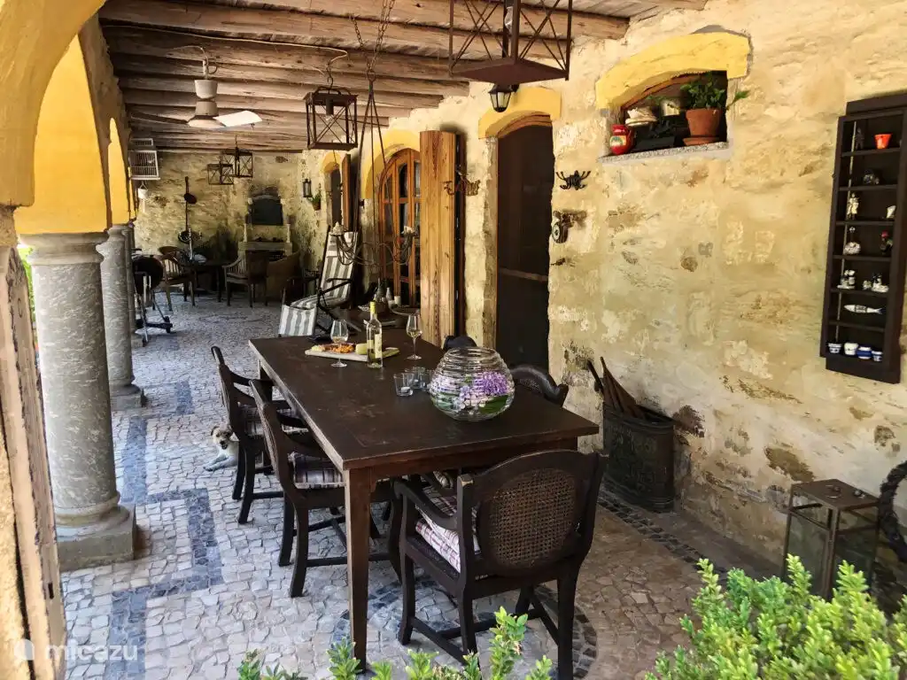 Longue table avec la cheminée à l’arrière pour s’asseoir le soir. 