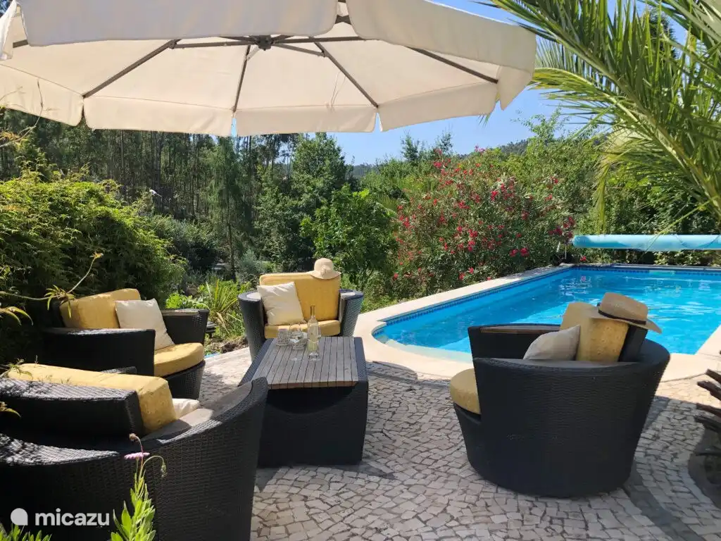 Asseyez-vous au bord de la piscine.