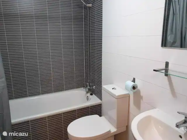 Apartamento Vistas al Mar en Moraira, 6 en España, Costa Blanca, Benitachell - apartamento Cuarto de baño con bañera, lavabo, WC y lavadora.