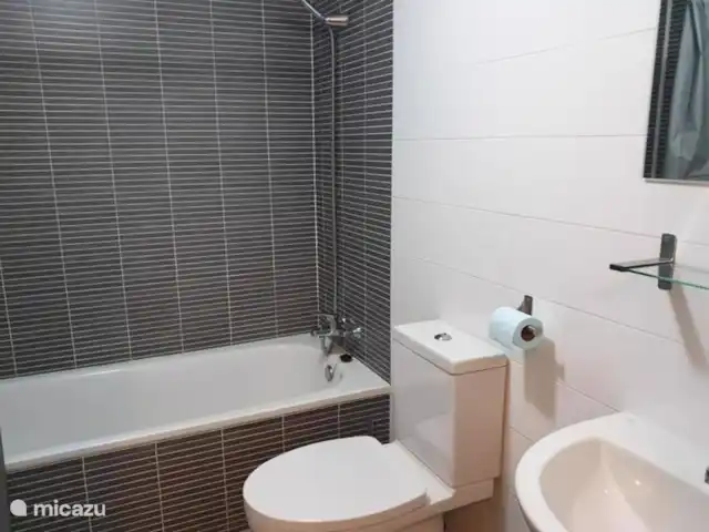 Apartamento Vistas al Mar en Moraira, 6 en España, Costa Blanca, Benitachell - apartamento Cuarto de baño con bañera, lavabo, WC y lavadora.