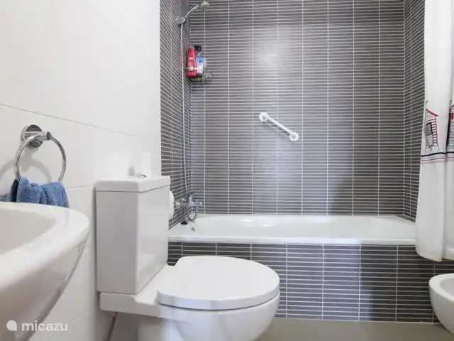 Apartamento Vistas al Mar en Moraira, 6 en España, Costa Blanca, Benitachell - apartamento Cuarto de baño con bañera, lavabo, WC y lavadora.