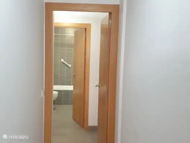Apartamento Vistas al Mar en Moraira, 6 en España, Costa Blanca, Benitachell - apartamento Cuarto de baño con bañera, lavabo, WC y lavadora.
