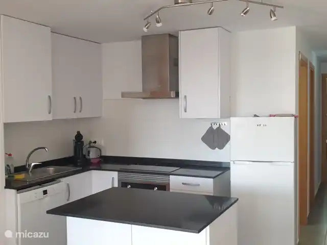 Apartamento Vistas al Mar en Moraira, 6 en España, Costa Blanca, Benitachell - apartamento Kitchenette compacta pero completa con vajilla, sartenes, etc.