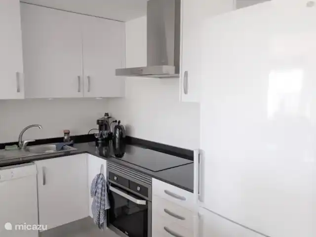 Apartamento Vistas al Mar en Moraira, 6 en España, Costa Blanca, Benitachell - apartamento Kitchenette compacta pero completa con vajilla, sartenes, etc.