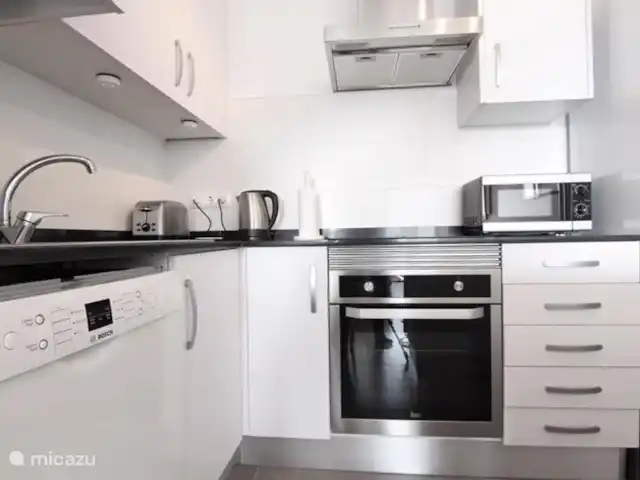 Apartamento Vistas al Mar en Moraira, 6 en España, Costa Blanca, Benitachell - apartamento Kitchenette compacta pero completa con vajilla, sartenes, etc.