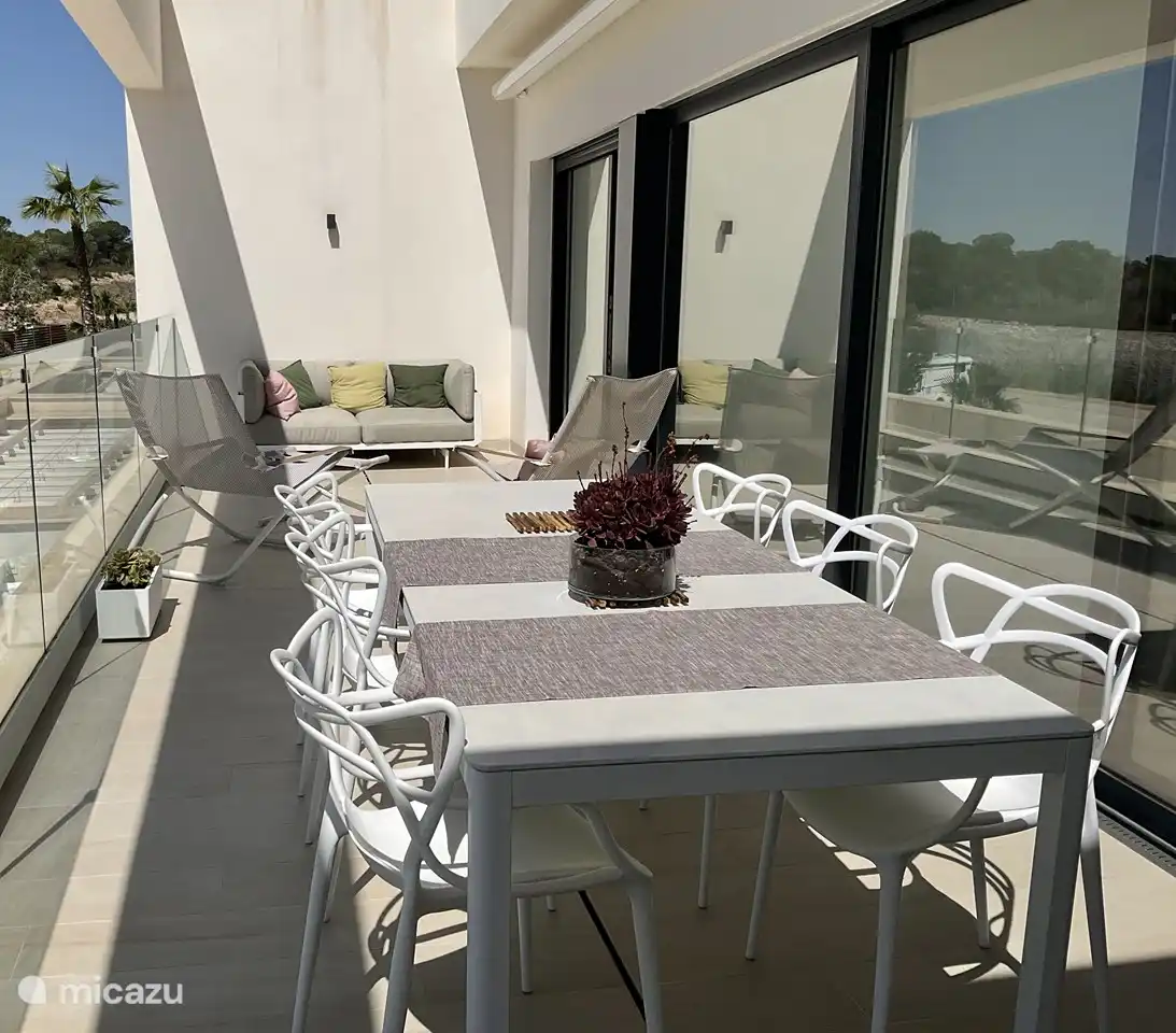 Terrasse ensoleillée (30 m2) avec table/6 chaises, coin salon avec grand canapé deux places, 2 fauteuils relax pliants, repose-pieds, tables...
Store pare-soleil déployable avec télécommande sur toute la longueur de la terrasse.