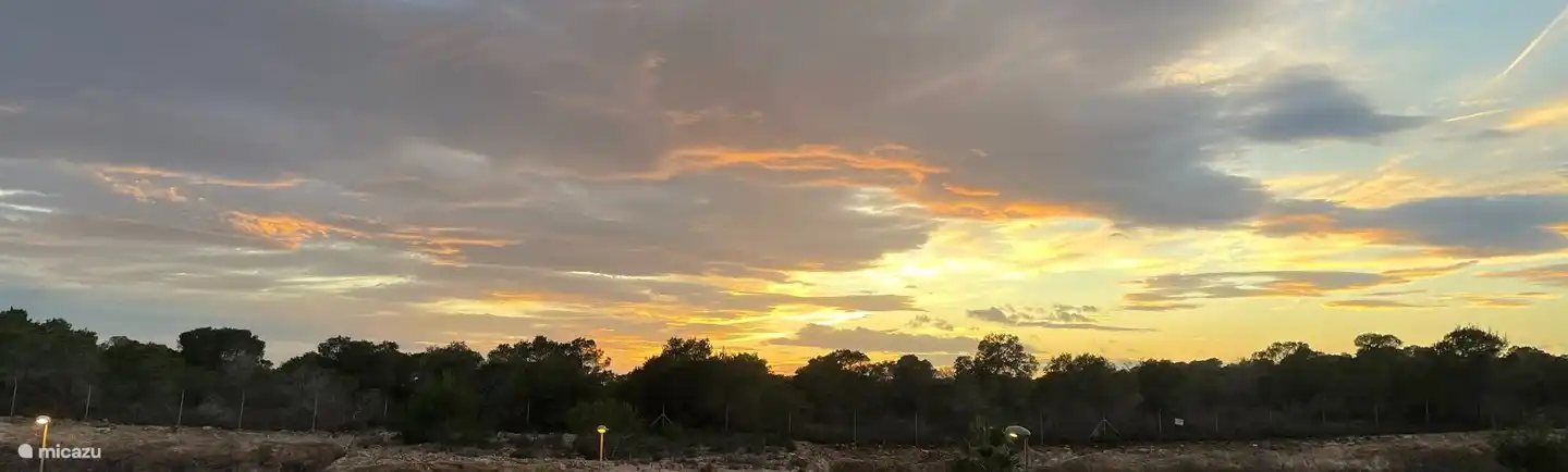 Image atmosphérique au coucher du soleil.