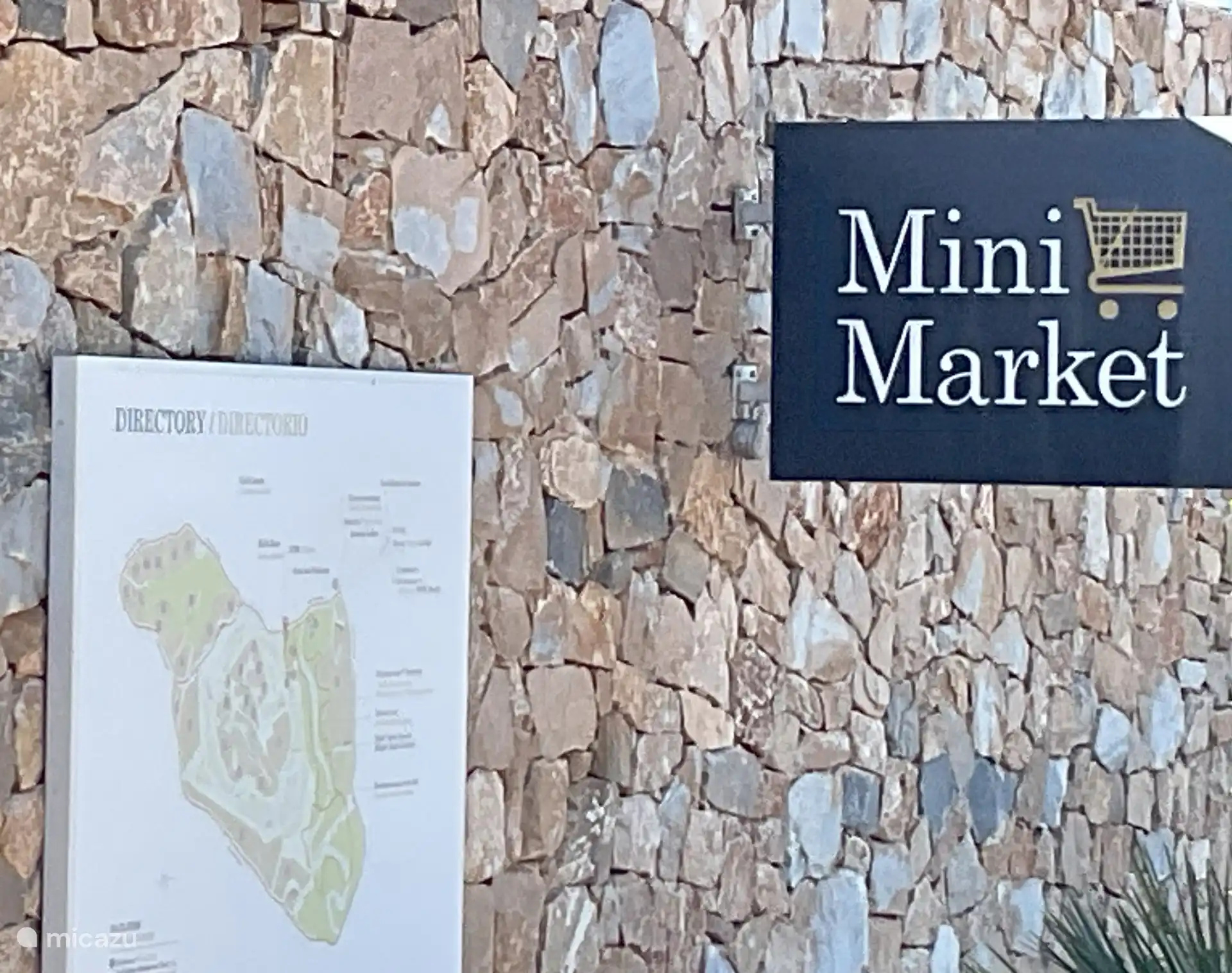 La supérette est située près du Clubhouse.