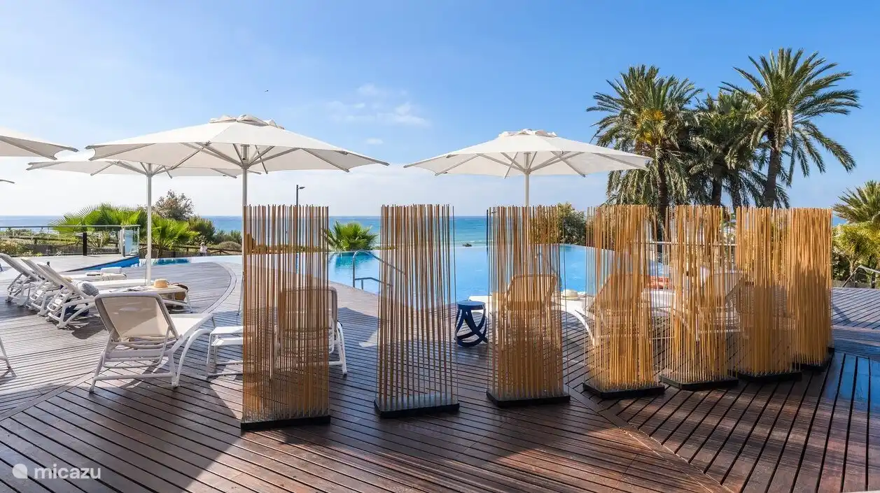 Les clients ont accès au WOW BEACH CLUB privé un peu plus loin sur la mer Méditerranée : piscine à débordement, chaises longues et bar de plage.