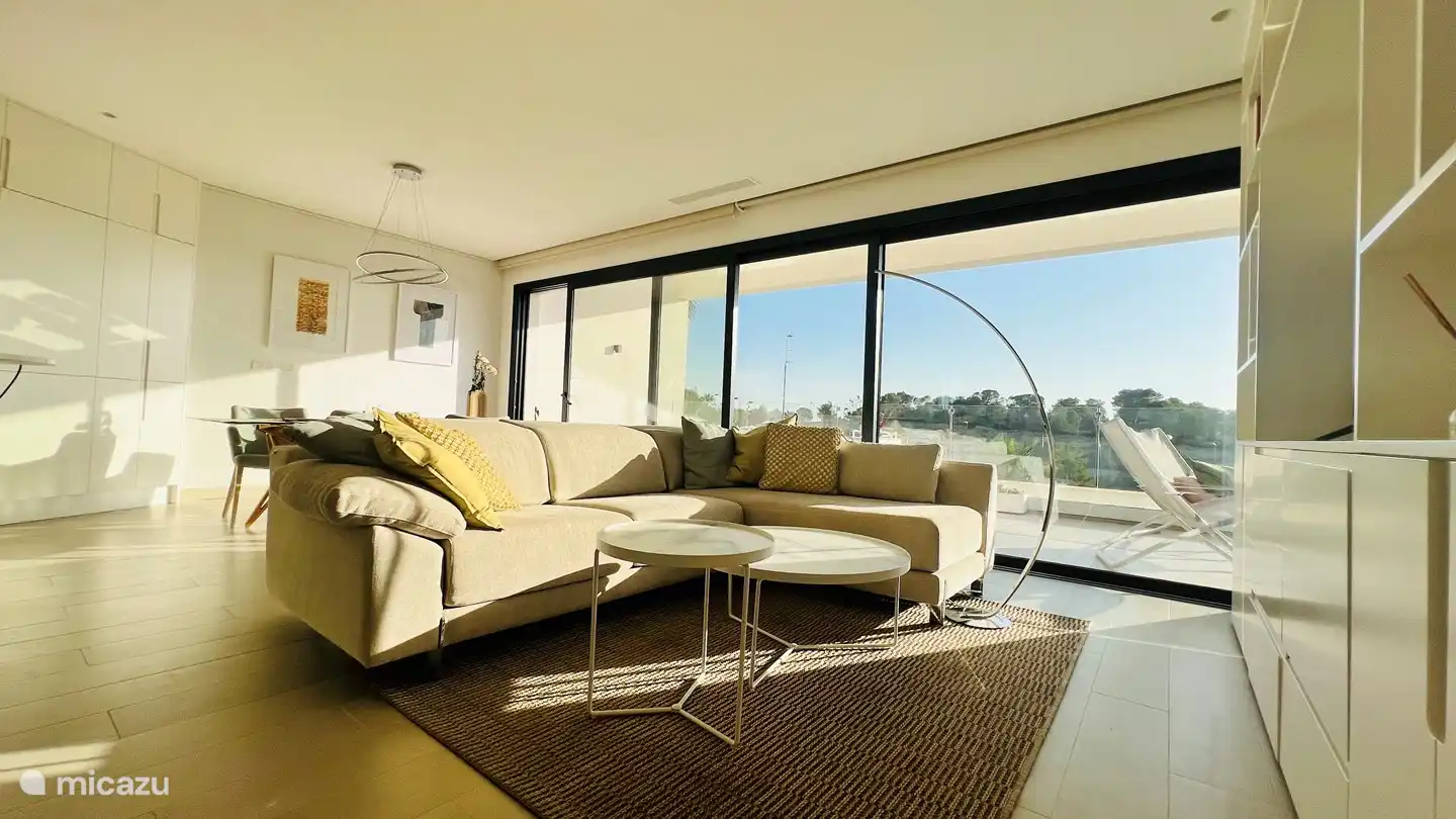 Salon ensoleillé avec vue sur l'extérieur