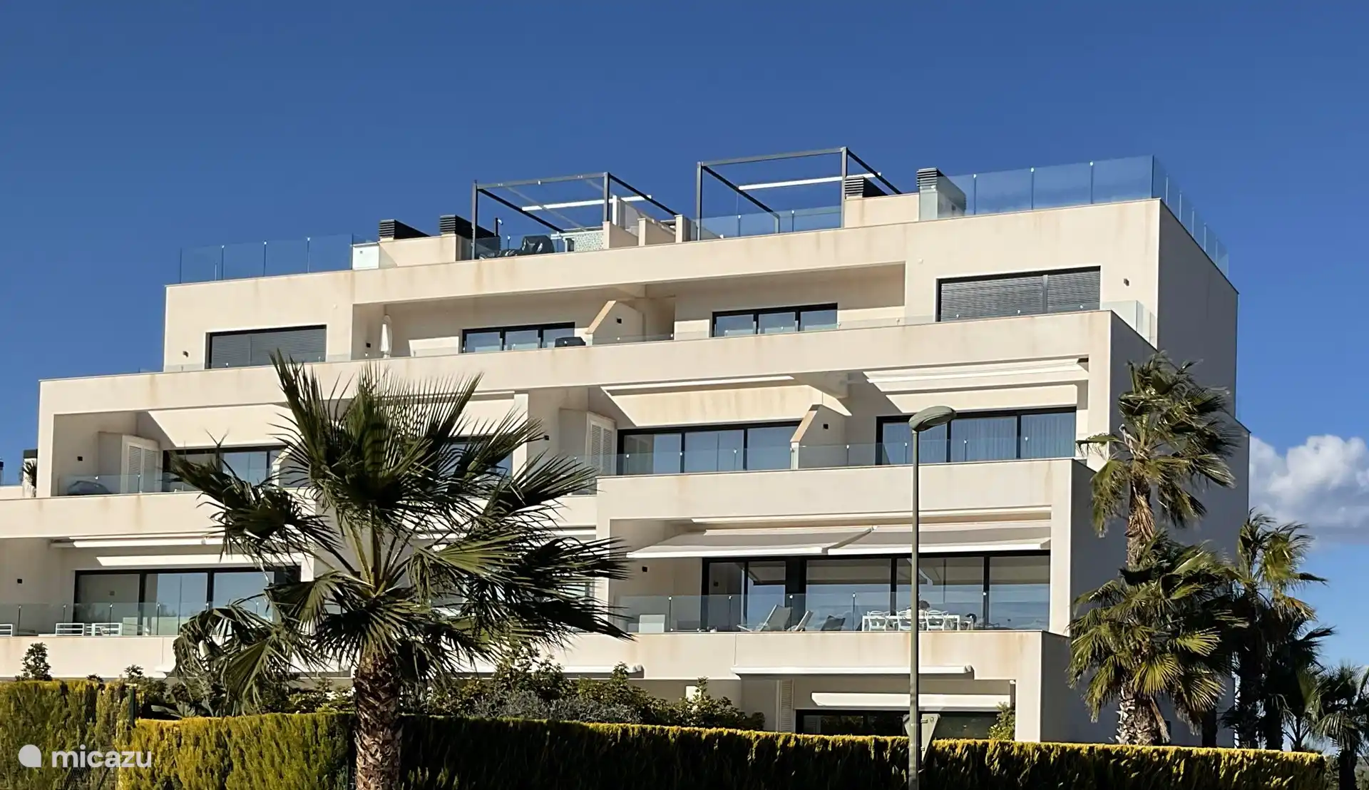 Il y a 4 niveaux : rez-de-chaussée + 3 étages. Notre appartement est situé au 1er étage, 
À droite avec la grande terrasse ensoleillée et avec les 2 stores pliants électriques.