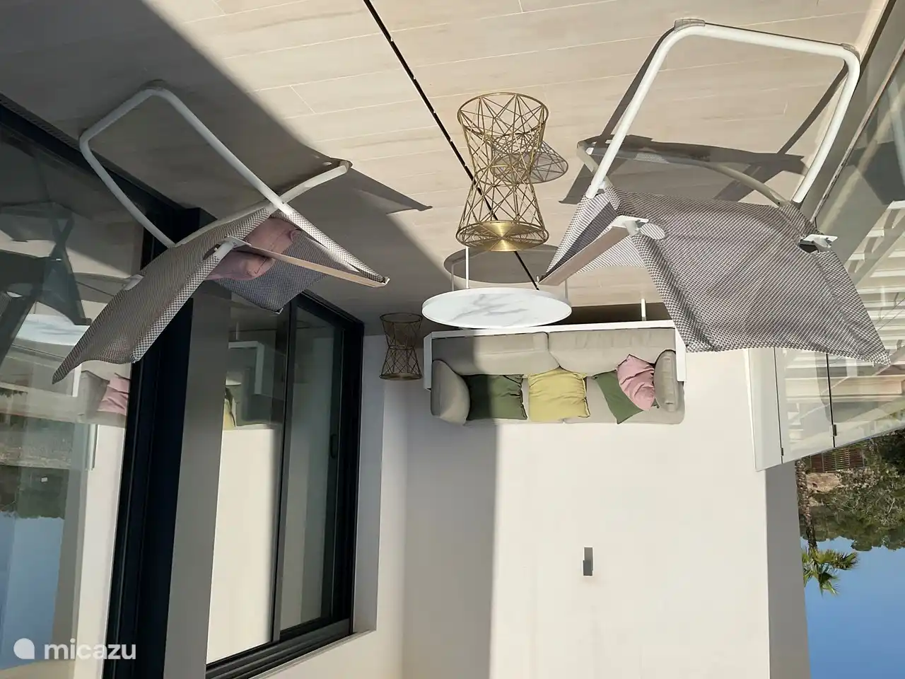 Photo détaillée du coin salon de la terrasse