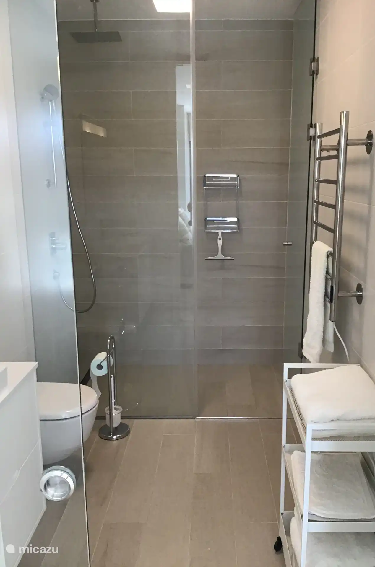 Salle de bain 1 avec grande douche à l’italienne, WC, sèche-serviettes électrique.........