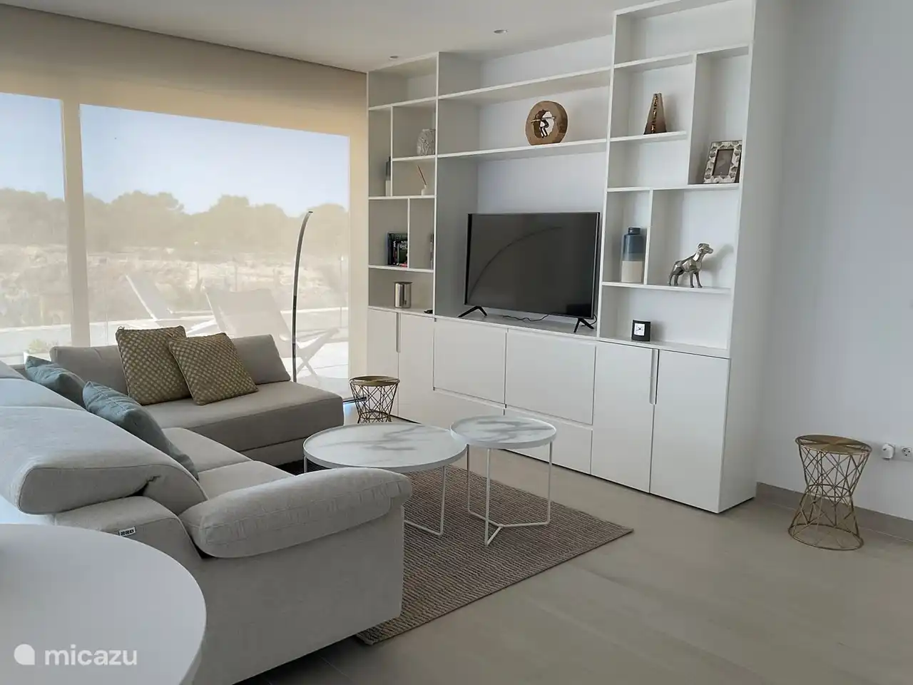 Coin salon en L, grand écran de télévision avec CHROMECAST pour la télévision en streaming....
Volets roulants à entraînement électrique.