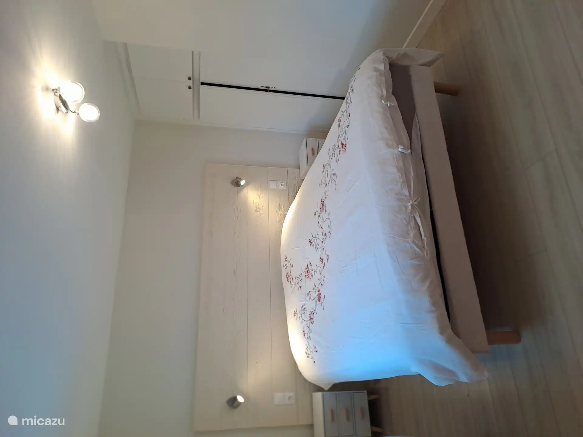 Schlafzimmer: 1 Bett von 2m x 160 - 
+ 1 Bett von 0 90 x 1,90 - sehr bequem.