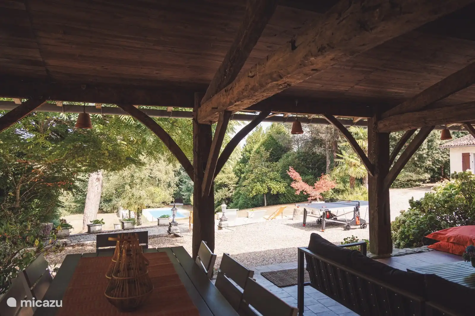 Die Lounge und Terrasse im Freien