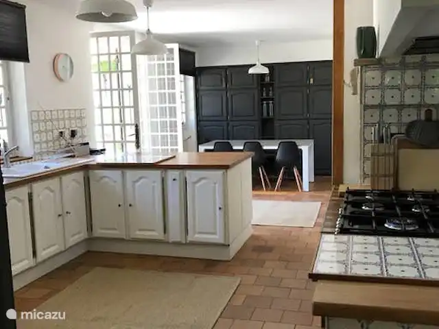 Petit Pezet | France, Charente, Brossac - maison de vacances Cuisine avec table à manger supplémentaire. Idéal pour le petit-déjeuner ou lorsque les enfants mangent séparément.