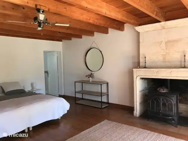 Petit Pezet | France, Charente, Brossac - maison de vacances Chambre principale au rez-de-chaussée avec salle de bain privée (douche/baignoire/WC)