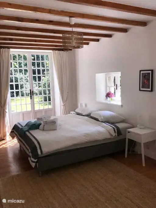 Gartenzimmer - Doppelzimmer im Erdgeschoss, mit eigener Dusche/WC. Französische Türen zur Vorderseite und zum Garten.