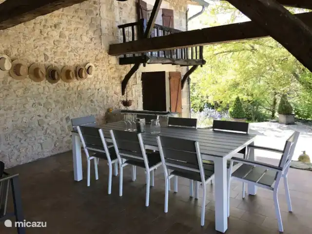 Petit Pezet | France, Charente, Brossac - maison de vacances Terrasse couverte à l'extérieur ; idéal pour les soirées étouffantes ou à l'ombre pour se détendre.